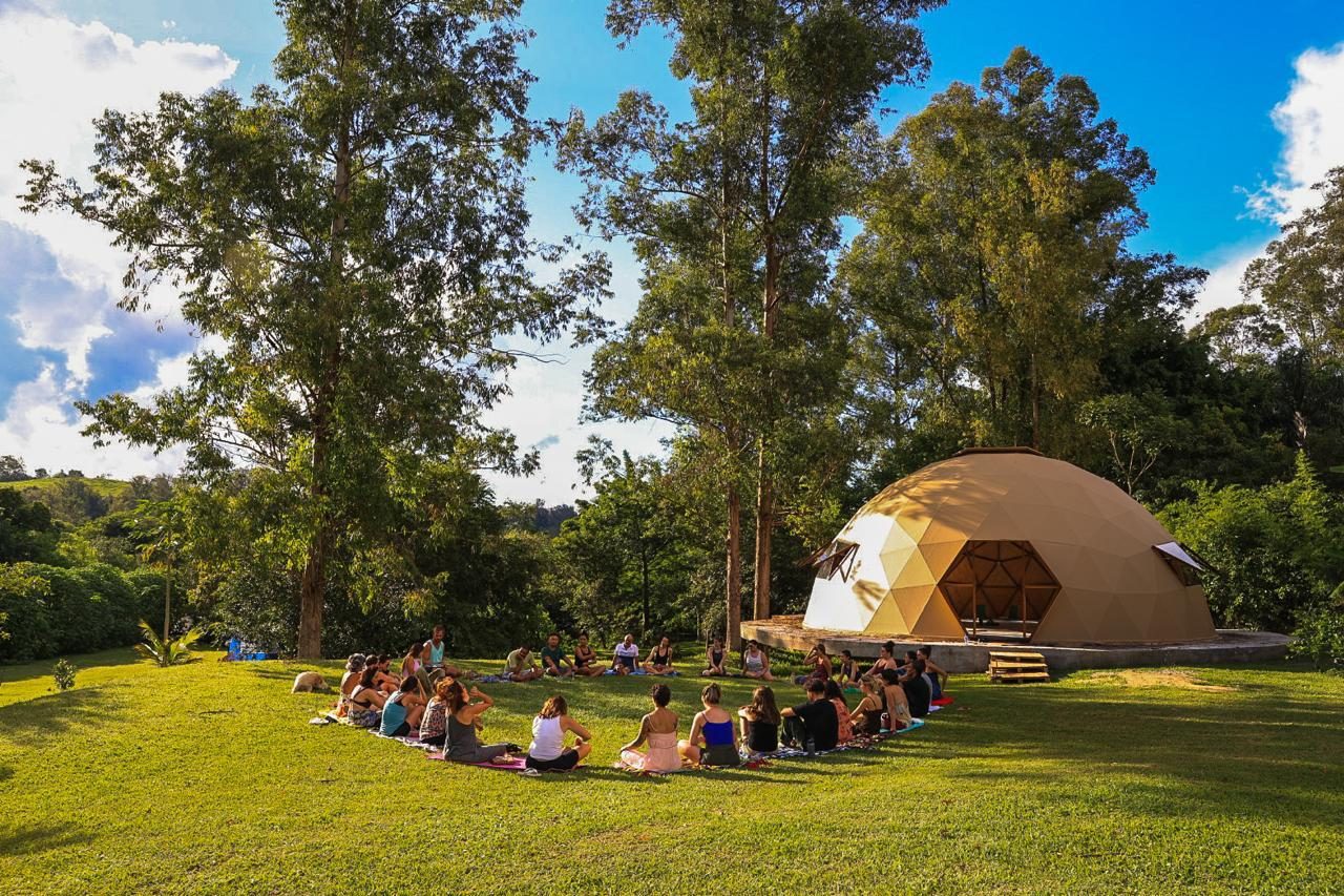 Romã Ashram em meio à natureza, com grupo em círculo